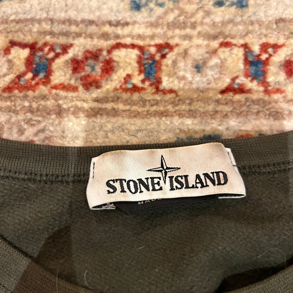 Hej, säljer nu en av mina favorittröjor från stone island då den tyvärr blivit för liten på mig.. Tröjor & Koftor.