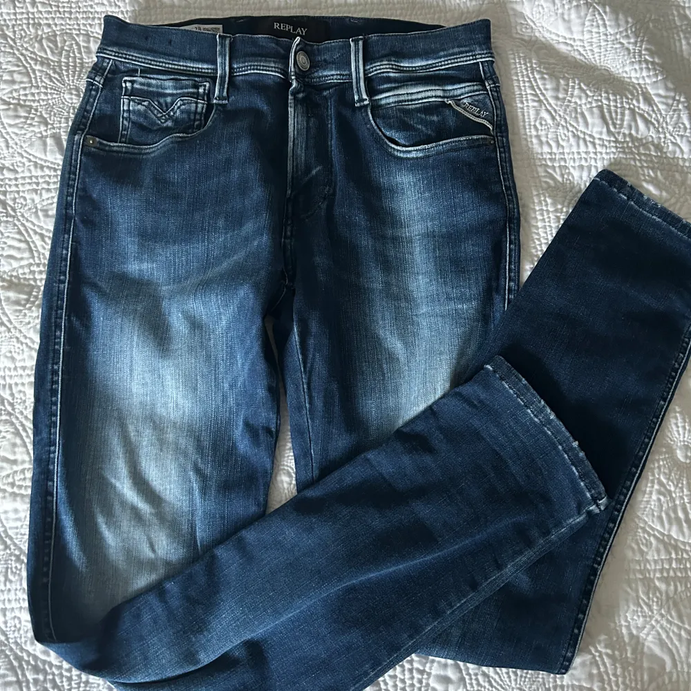 As feta jeans från märket replay! Super bra skick och är som nya 👌 Checka mitt konto för flera replay jeans  Modell: Anbass Mått: W28 L30. Jeans & Byxor.