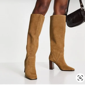 Stövlar - Säljer dess fina boots då dom är stora på mig som har storlek 38🩷 !!!!!Ljusare i verkligheten!!!!! Aldrig använda nypris 800kr