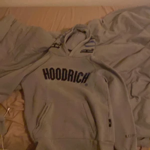 Hoodrich - De är storlek xs tror inte denna tröjan säljs längre men skulle vilja ha 600 för den kan gå ner till 500 köparen står för frakt om den ska fraktas