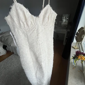 NA-KD klänning - Off withe klänning som är så fin och funkar på finare tilllfällen året runt. Är för liten och prislapp kvar. Köpt för 999