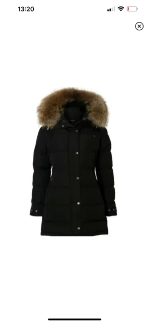 Subway hollies jacka - Hollies jacka ny pris ca 4300-4900kr. Använd en vinter. Super skön och varm fluffig päls. Skriv dem för fler bilder och info. Perfekt till vintern. Passar till allt. Lite figur sydd😊(PAXAD TILL DEN 27/9)