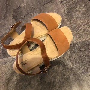 Bruna sandaler storlek 39 - Bruna lite högre sandeler. Säljer pågrund av att dem inte längre är min still använda några gånger förra året men inget mer❤️super bra skick! 100kr+frakt😚. Priset kan defensivt diskuteras 