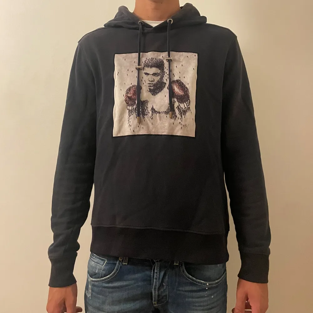 Tja, säljer min limitato hoodie. Storlek L men passar även M. Killen på bilden är 187cm och väger 81 kg. Skick 8/10.  Pris: 799kr. Skriv gärna vid minsta fråga eller fundering.. Hoodies.