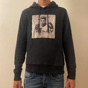 Tja, säljer min limitato hoodie. Storlek L men passar även M. Killen på bilden är 187cm och väger 81 kg. Skick 8/10.  Pris: 799kr. Skriv gärna vid minsta fråga eller fundering.