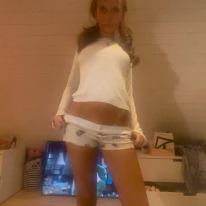 Zara långärmad tröja guldiga detaljer🍋  - Långärmad zara tröja knappar Stockholmstil 🎀köpt 290 nyskick ändas använt två gånger ❤️❤️