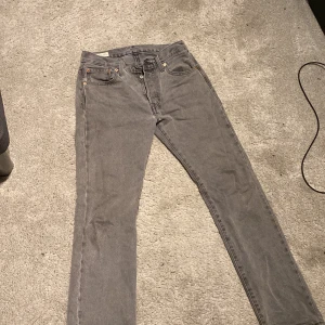 Levis 501 - Hej säljer nu dessa gråa premium 501 i toppskick dom är använda ett fåtal gånger  och skicket är 9,5/10 nypris är 1200 och mitt pris är 600 pris går att diskutera vid en snabba affär. Hör av er vid minsta fråga 