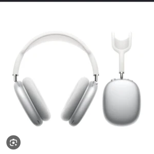 Moncler jackkk - Dom är svarta, jag kan skicka bild om de behövs, helt nya har bara använt dom en gång sedan lagt ifrån dom för att jag har andra 