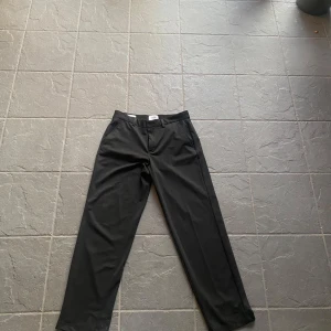 Kostymbyxor Jack&Jones - Använda fåtal gånger, 9/10 skick Storlek 32/32 Nyinköpta i April nypris 600 kr