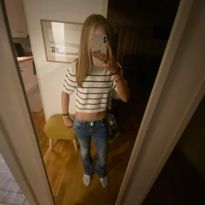 Trekvarts tröja från H&M!🤍 - Denna jättesöta trekvarts tröjan är perfekt för hösten som kommer nu!🍂💕 Den är i storlek S men passar mig super bra som använder XS vanligtvis🤍 Nypris är runt 300kr💕 den säljs inte längre så detta är sista chansen att köpa!💕🤍 skriv för fler bilder💕