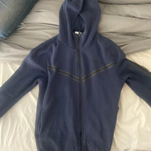 Nike tech blå storlek M - Storlek M använd cirka 4 gånger säljer pågrund av att den inte kommer till användning. Inga defekter Pris kan diskuteras 