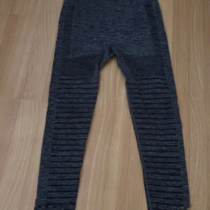 🩶Gråa träningstights🩶 - ⭐️Strl: 146-152/S⭐️ Jättefina träningstights från Panos Emporio, inga defekter🎀