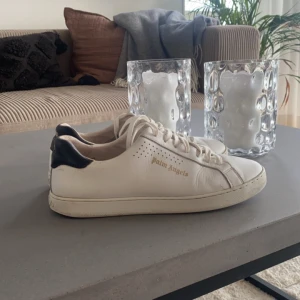 Palm angels skor - Säljer nu mina feta Palm angels skor då jag inte använder dem längre.  Nypris 3700. Allt og följer med. Perfekt om du vill ha nåt som sticker ut men ändå ser rätt Clean ut.  Storlek 42  Skicket är 6/10, de är nu rätt använda vilket ja kan skicka bilder på på sulan. Men annars så är de fof rätt fina