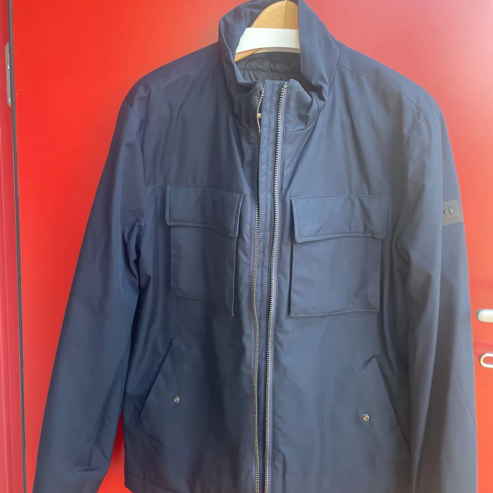 Lite använd men i toppen skick, storlek m. Butikspris ca 4000kr. Pris kan diskuteras vi snabb äffär då jag bara vill ha sålt jackan. Tveka inte, hör av er! . Takit.