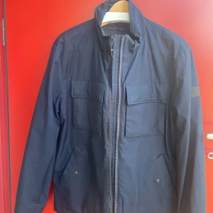 J. Lindeberg jacka - Lite använd men i toppen skick, storlek m. Butikspris ca 4000kr. Pris kan diskuteras vi snabb äffär då jag bara vill ha sålt jackan. Tveka inte, hör av er! 