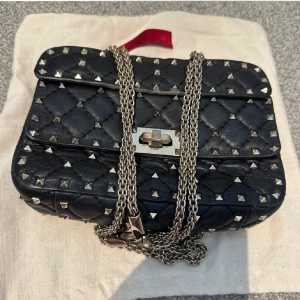 valentino rockstud spike bag - Så snygg valentino väska, kvitto och dustbag samt extra nitar finns. Köptes på plik för en dryg månad sen, kommer inte till andväning men galet snygg!😍😍