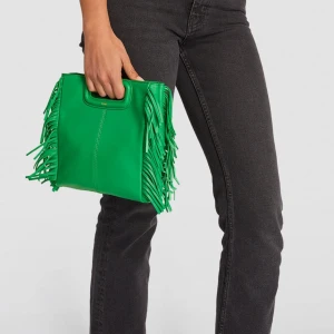 Unik Maje väska - (Intressekoll) Coolaste väskan från Maje i populär modell💚💖  Nästan nyskick och kommer med alla originaltillbehör. Köpt i Paris för två år sen tror jag men tyvärr inte kommit till användning🥰 