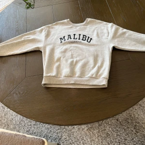 Grå tröja - Grå tröja från gina tricot med text på framsidan❤️