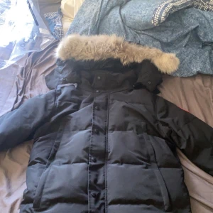 Canada goose jacka - Helt ny, inga skador skick 10/10 kan också byta mot en burberry jacka