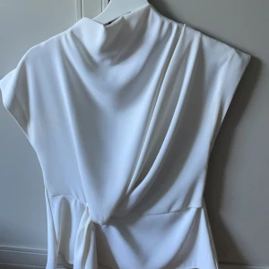 Zara topp - Jag säljer min zara blus eftersom den inte kommer till användning längre. Den är använd 2 gånger och inga defekter.