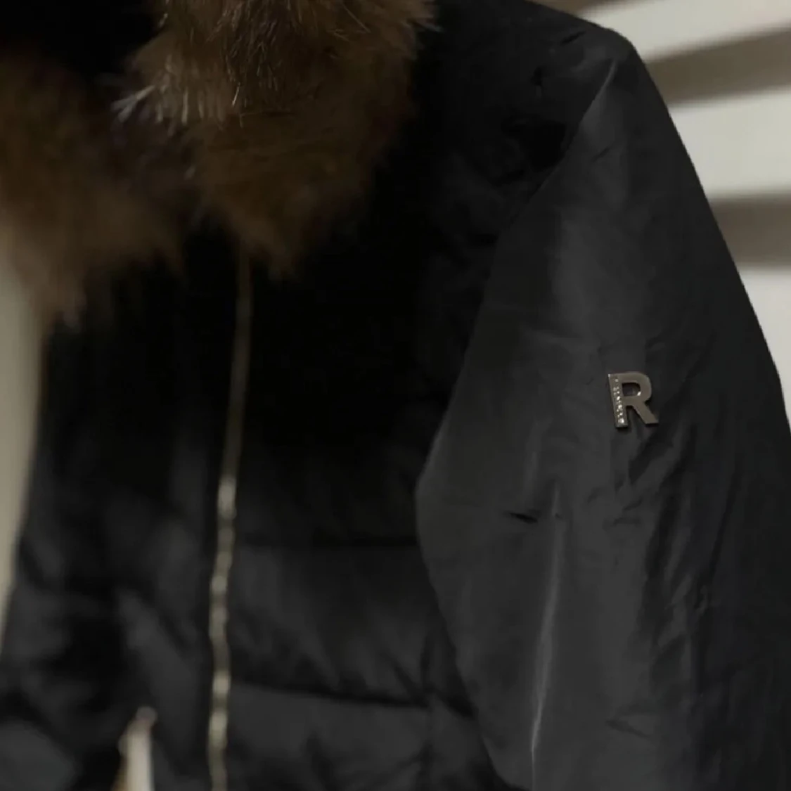 Svart vinterjacka med äkta pälsluva - 90