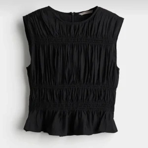 Topp från H&M - ”Smockad topp” från hm, Jättefin topp / kortärmad blus som är slutsåld, storlek S, bra skick. Nypriset var 279kr