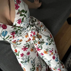  Jumpsuit, -  Jättefin blommiga jampsuit som passar både till fest och vardag