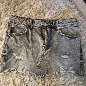 Grå jeanskjol  - Grå jeanskjol från zara😍