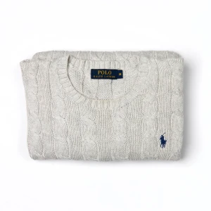 Grå stickad tröja från Ralph Lauren - Nu säljer vi denna Ralph Lauren kabelstickade tröjan. Tröjan är perfekt inför hösten. Tröjan är använd men har inga defekter eller fel. Skick: 9/10. Nypris: ca 2000 kr. Om du har några frågor, tveka inte att kontakta oss.( killen på bilden är 177 cm)