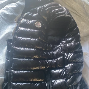 Hej,säljer min moncler väst - Säljer min moncler inte min stil längre vill ha något annat.riktigt fint skick på den 8/10.