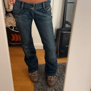 Diesel jeans lågmidjade  - Snygga diesel jeans som är lågmidjade. Dem är bra skick och inga hål eller liknande.🌸Skulle säga att de är S i storleken men kan passa XS och M.