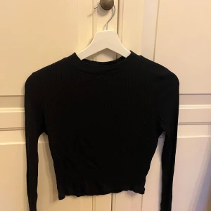 Långärmade tröjor  - Två stycken långärmade tröjor från Lager 157. Tunt material och väldigt sköna💕 säljer båda för det priset