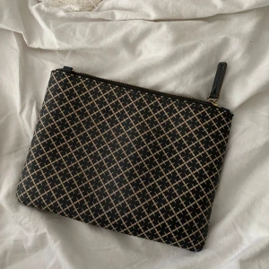 Marlene birger clutch - Marlene birger clutch i den lilla modellen ♥️ Finns fläckar inuti från en penna, därav är priset förhandlingsbart 🥰