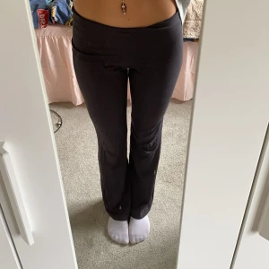 Mörkgrå mjukis byxor med utsvängda ben  - Mörkgrå mjukis byxor med utsvängda ben, låg midja 