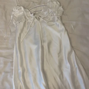 Satin klännig  - Vit satin klännig från Zara, aldrig använd 