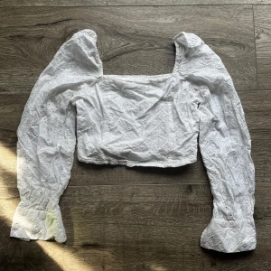 Blus - måttligt använd och har några diskreta fläckar 🌷