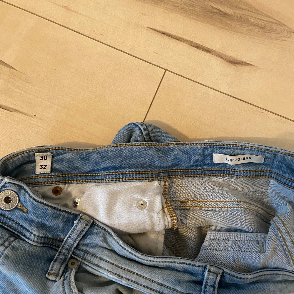 Säljer nu dessa feta jeansen av märket Jack & Jones Modell Slim/glenn Storlek 30/32 Väldigt bra skick . Jeans & Byxor.