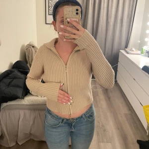 Zipup tröja  - Stickad zip tröja, går och dra dragkedjan åt båda hållen. Använd Max 3 gånger. 