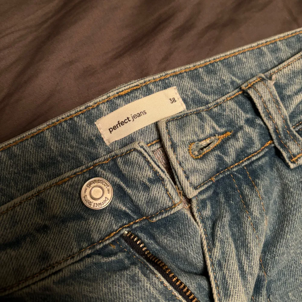 Snygga jeans från Gina tricot med storlek 38. Använd 2-3 gånger, braa skick!!💗💗. Jeans & Byxor.