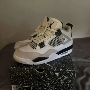 Jordan 4 Military Black - Bra skick använda ungefär 10 gånger. Säljes på grund av för små. Pris kan diskuteras