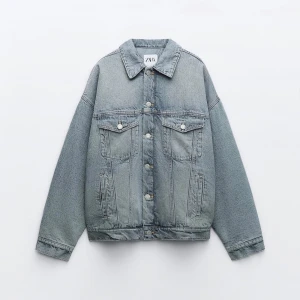 Vadderad jeansjacka  - Superfin vadderad jeansjacka ifrån zara, slutsåld på deras hemsida. Perfekt till hösten. Endast använd 2 gånger. Oversized passform 