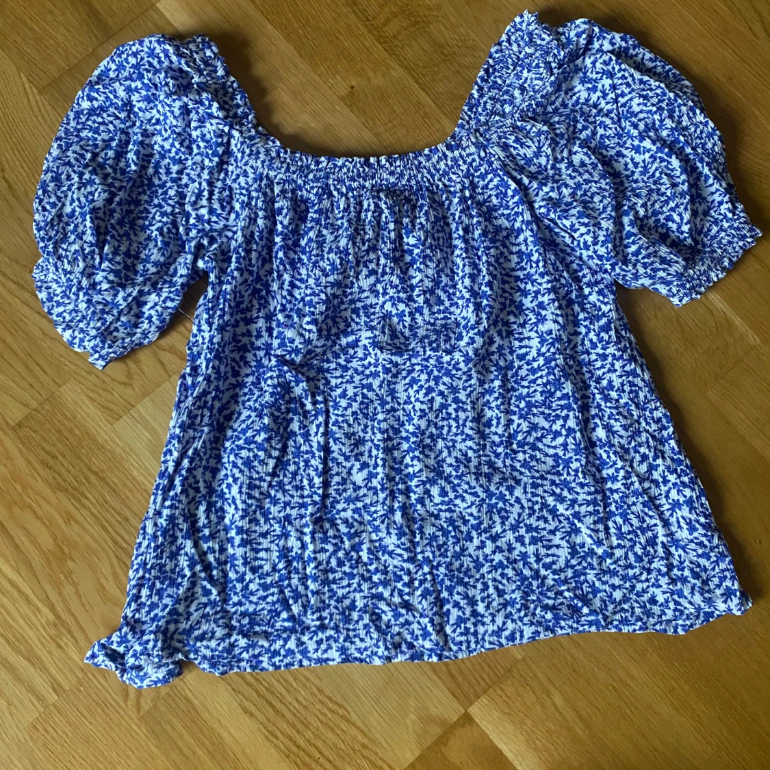 Blå blommig offshoulder-top - 90