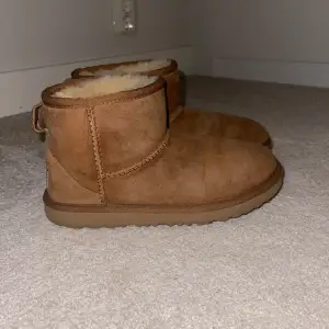 Uggs i färgen chestnut. 36 i barnstorlek.