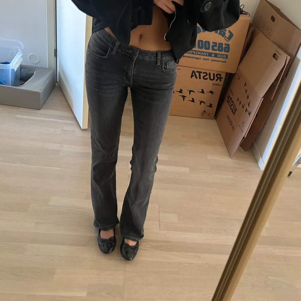 Så snygga lågmidjade jeans!! Från Gina young i strl 164 men passar mig som är 168 och bär vanligtvis 34/xs😇 postar nästan alltid samma dag som vid köp ❤️. Jeans & Byxor.