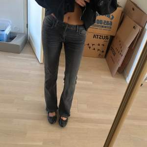 Så snygga lågmidjade jeans!! Från Gina young i strl 164 men passar mig som är 168 och bär vanligtvis 34/xs😇 postar nästan alltid samma dag som vid köp ❤️