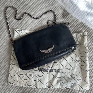 Zadig voltarie väska - Säljer nu min zadig väska i använt skick.