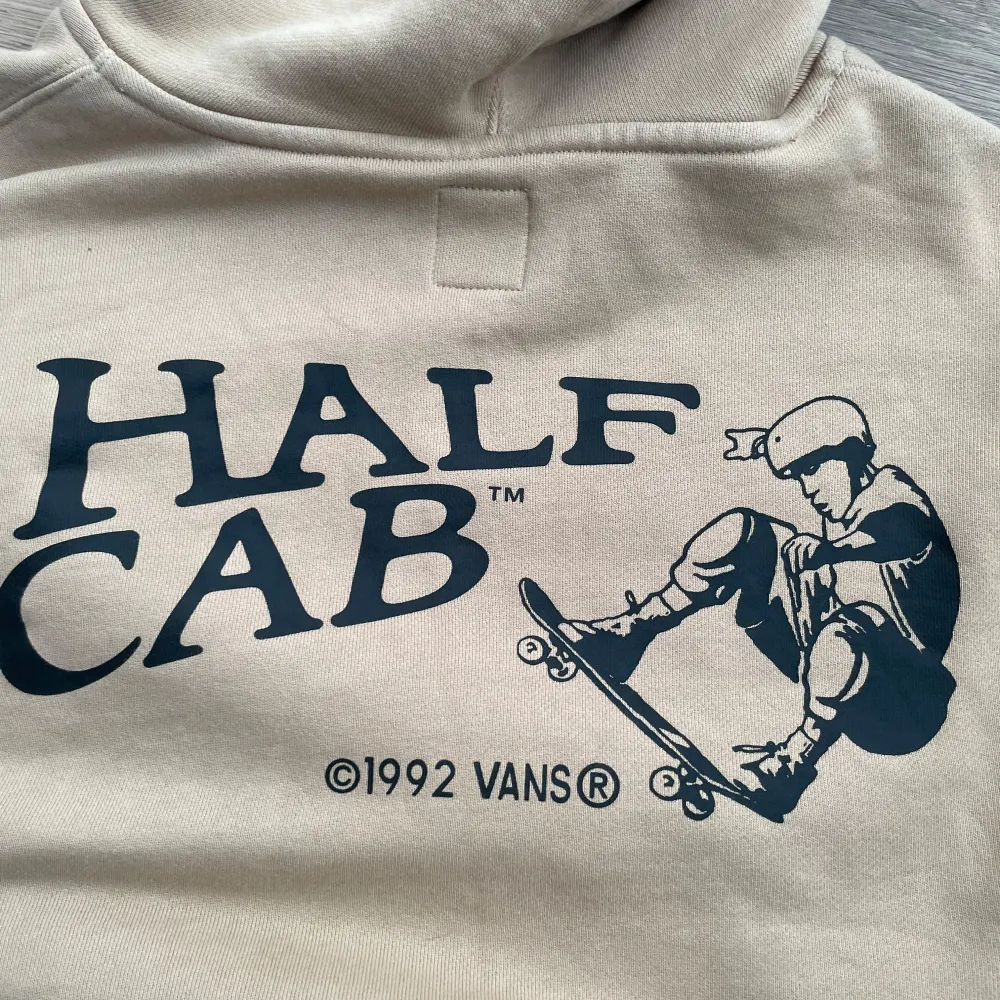 Nästan helt ny halfcab hoodie oversized hör av er om ni har några frågor 🤙. Hoodies.