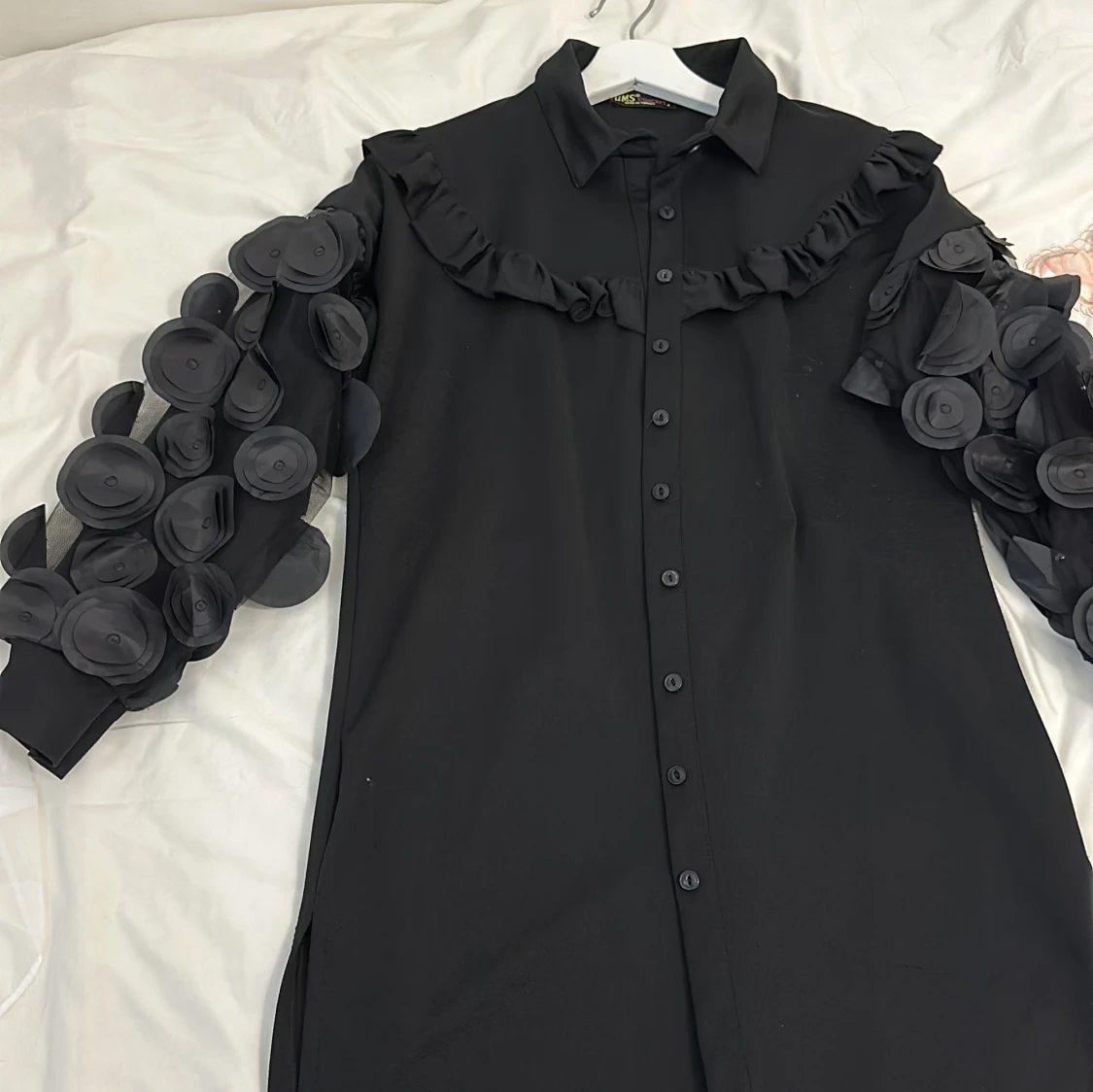 Svart klänning med unika ärmdetaljer från UMS Concept