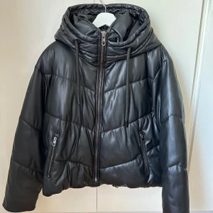 Vinterjacka  - Vinterjacka från Zara, varm och skön! I bra skick och håller dig varm nu i vinter.