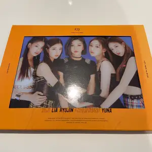 ITZY kpop album ’ IT’Z ME ’ Har fantastiska låtar och bilder du inte vill missa! 2 photocards och en stor bild på Lia du kan hänga upp :) fungerande CD och inga skador alls. 🧡